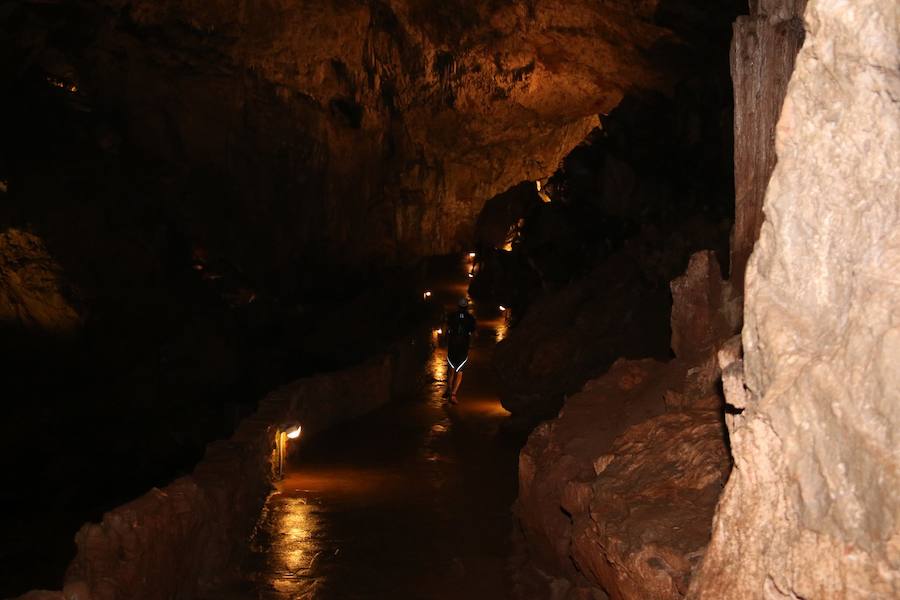 Primera prueba de la Copa Diputación de Trail 2018 que se celebra en el entrono de la localidad de Valporquero adentrandose en la cueva para recorrerla durante 400mts