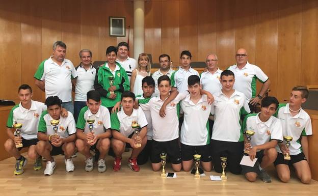 La alcaldesa y el concejal de Deportes de San Andrés reciben al Atlético Trobajo Cadete tras su ascenso de categoría