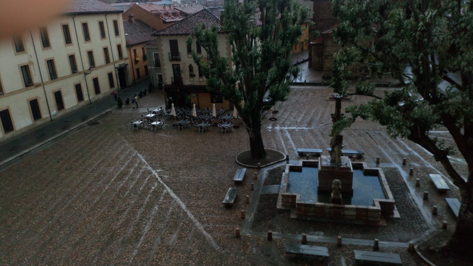 Fotos: Una gran tormenta sorprende a León y a su alfoz