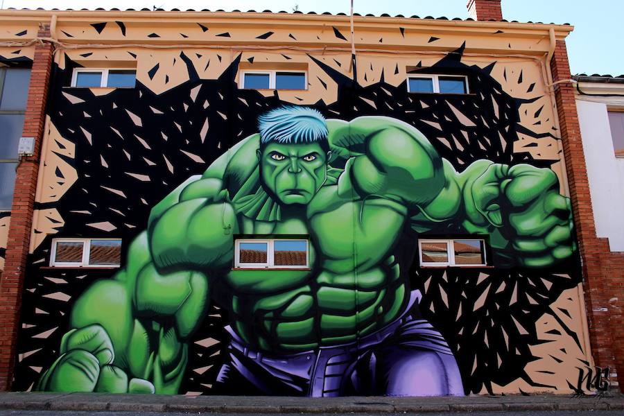 Fachada del Centro Joven con Hulk. 