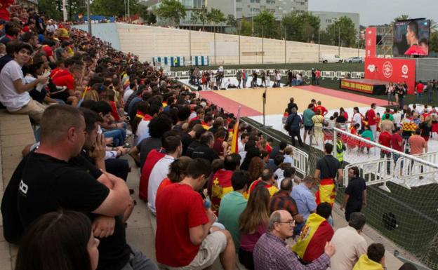 Los aficionados disfrutaron del España-Portugal en el camp de l'Àliga.