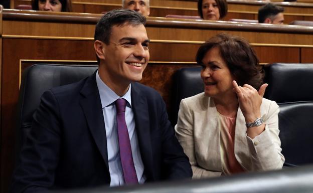 Pedro Sánchez escucha a la vicepresidenta del Gobierno, Carmen Calvo, este miércoles, durante la sesión del pleno del Congreso.