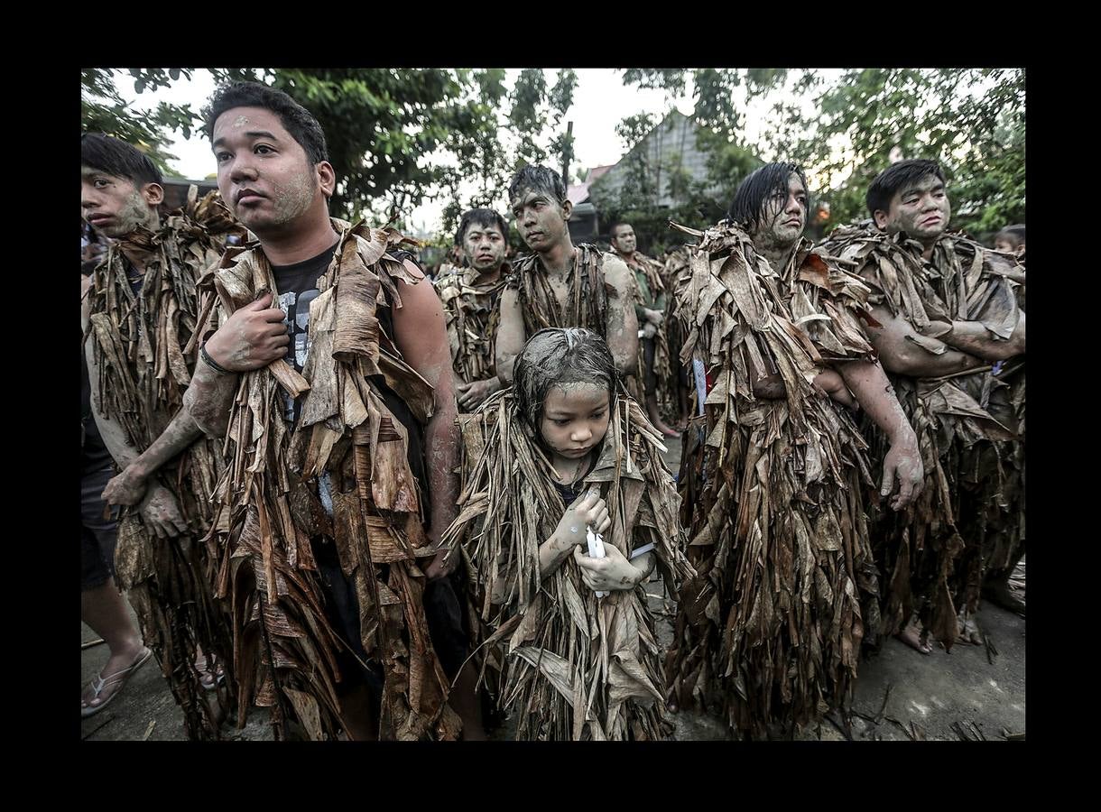 En Nueva Écjia, una provincia de Filipinas al norte de Manila, los devotos de San Juan Bautista celebran a su santo patrón de una manera única. Hombres, mujeres y niños se transforman en «taong putik» («gentes de barro») y cubren y adornan sus cuerpos con barro y hojas secas de plátano y coco, para crear unas singulares vestimentas en homenaje al santo, el único cuyo nacimiento se celebra en la liturgia cristiana. Los fieles van de casa en casa pidiendo velas o limosnas para comprarlas y, después, tras los agradecimientos y súplicas en la iglesia, las prenden y se unen en procesión.