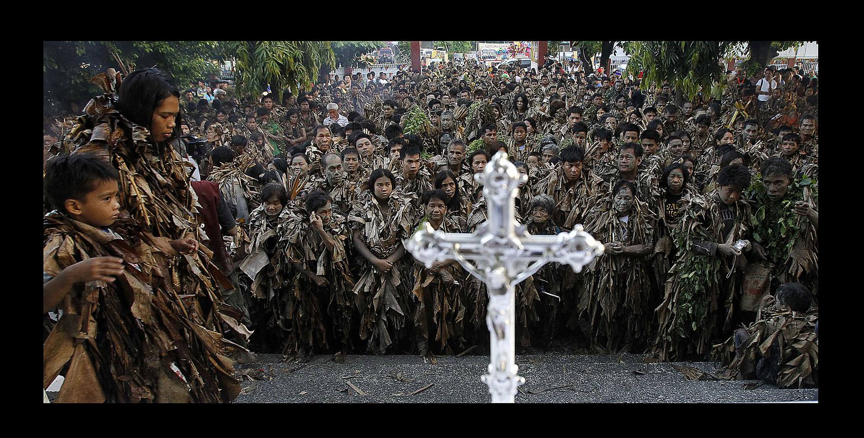 En Nueva Écjia, una provincia de Filipinas al norte de Manila, los devotos de San Juan Bautista celebran a su santo patrón de una manera única. Hombres, mujeres y niños se transforman en «taong putik» («gentes de barro») y cubren y adornan sus cuerpos con barro y hojas secas de plátano y coco, para crear unas singulares vestimentas en homenaje al santo, el único cuyo nacimiento se celebra en la liturgia cristiana. Los fieles van de casa en casa pidiendo velas o limosnas para comprarlas y, después, tras los agradecimientos y súplicas en la iglesia, las prenden y se unen en procesión.