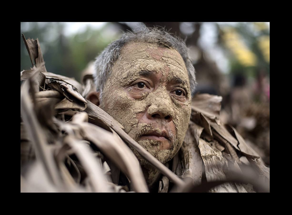 En Nueva Écjia, una provincia de Filipinas al norte de Manila, los devotos de San Juan Bautista celebran a su santo patrón de una manera única. Hombres, mujeres y niños se transforman en «taong putik» («gentes de barro») y cubren y adornan sus cuerpos con barro y hojas secas de plátano y coco, para crear unas singulares vestimentas en homenaje al santo, el único cuyo nacimiento se celebra en la liturgia cristiana. Los fieles van de casa en casa pidiendo velas o limosnas para comprarlas y, después, tras los agradecimientos y súplicas en la iglesia, las prenden y se unen en procesión.