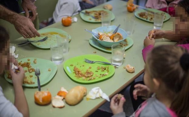 Niños en un comedor.