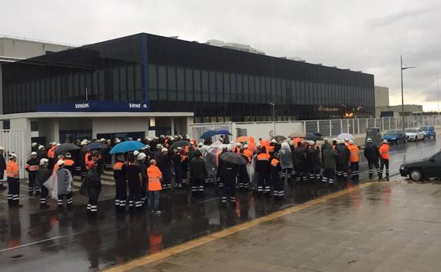 A pesar de la lluvia el jueves por la tarde los trabajadores de Vestas también quisieron salir a pedir información a la empresa.