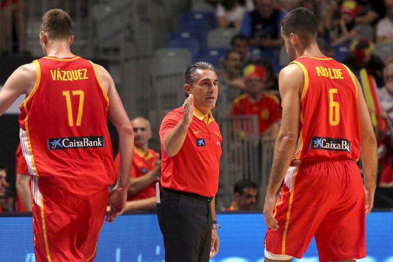 Scariolo felicitando a sus jugadores