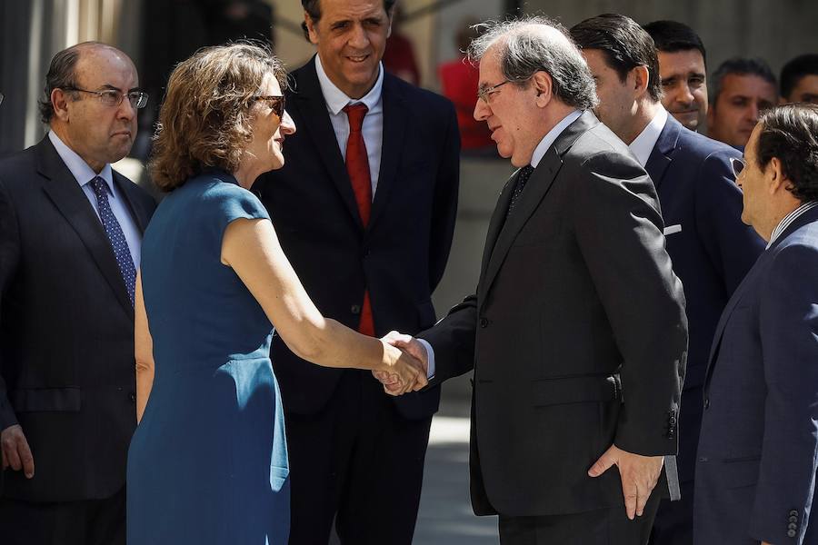 El rey Felipe VI acompañado por la ministra de Energía, Agua, Medio Ambiente y Cambio Climático, Teresa Ribera; el presidente del Senado, Pío García Escudero (3i); y los presidentes de Castilla y León, Juan Vicente Herrera; y el Principado de Asturias, Javier Fernández, durante el acto conmemorativo del centenario de la declaración de los primeros Parques Nacionales, Picos de Europa y Ordesa y Monte Perdido, celebrado este martes en la Cámara Alta.