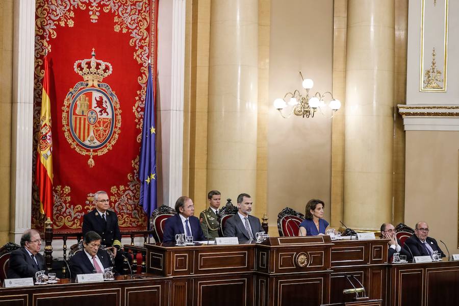 El rey Felipe VI acompañado por la ministra de Energía, Agua, Medio Ambiente y Cambio Climático, Teresa Ribera; el presidente del Senado, Pío García Escudero (3i); y los presidentes de Castilla y León, Juan Vicente Herrera; y el Principado de Asturias, Javier Fernández, durante el acto conmemorativo del centenario de la declaración de los primeros Parques Nacionales, Picos de Europa y Ordesa y Monte Perdido, celebrado este martes en la Cámara Alta.