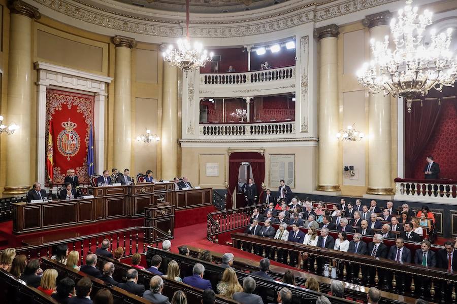 El rey Felipe VI acompañado por la ministra de Energía, Agua, Medio Ambiente y Cambio Climático, Teresa Ribera; el presidente del Senado, Pío García Escudero (3i); y los presidentes de Castilla y León, Juan Vicente Herrera; y el Principado de Asturias, Javier Fernández, durante el acto conmemorativo del centenario de la declaración de los primeros Parques Nacionales, Picos de Europa y Ordesa y Monte Perdido, celebrado este martes en la Cámara Alta.