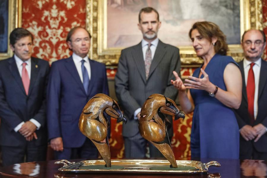 El rey Felipe VI acompañado por la ministra de Energía, Agua, Medio Ambiente y Cambio Climático, Teresa Ribera; el presidente del Senado, Pío García Escudero (3i); y los presidentes de Castilla y León, Juan Vicente Herrera; y el Principado de Asturias, Javier Fernández, durante el acto conmemorativo del centenario de la declaración de los primeros Parques Nacionales, Picos de Europa y Ordesa y Monte Perdido, celebrado este martes en la Cámara Alta.