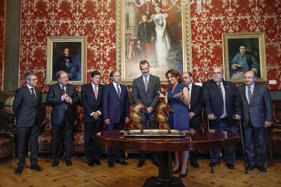 El rey Felipe VI acompañado por la ministra de Energía, Agua, Medio Ambiente y Cambio Climático, Teresa Ribera; el presidente del Senado, Pío García Escudero (3i); y los presidentes de Castilla y León, Juan Vicente Herrera; y el Principado de Asturias, Javier Fernández, durante el acto conmemorativo del centenario de la declaración de los primeros Parques Nacionales, Picos de Europa y Ordesa y Monte Perdido, celebrado este martes en la Cámara Alta.