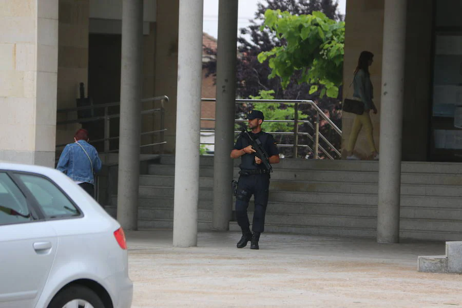 La Policía registra desde primera hora de la mañana las dependencias municipales y retiene a varios cargos públicos del Ayuntamiento de San Andrés del Rabanedo