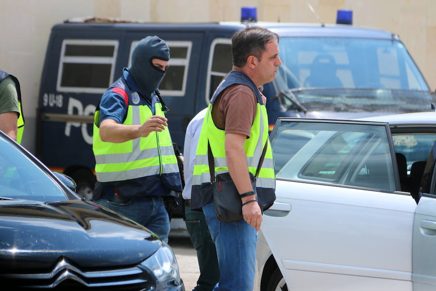 La Policía registra desde primera hora de la mañana las dependencias municipales y retiene a varios cargos públicos del Ayuntamiento de San Andrés del Rabanedo