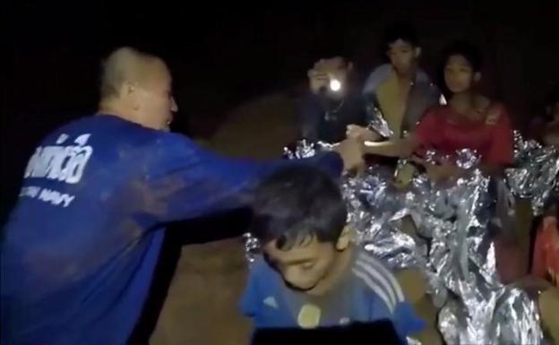 Un médico militar atiende a los niños atrapados en la cueva.