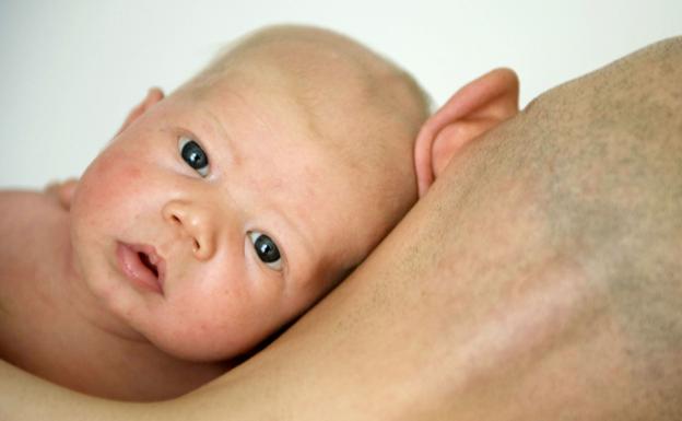 El permiso de paternidad se amplia a cinco semanas desde hoy