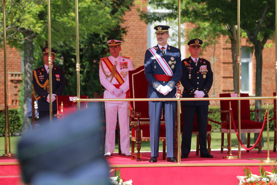 Fotos: El Rey Felipe VI entrega los despachos a los sargentos de la ABA