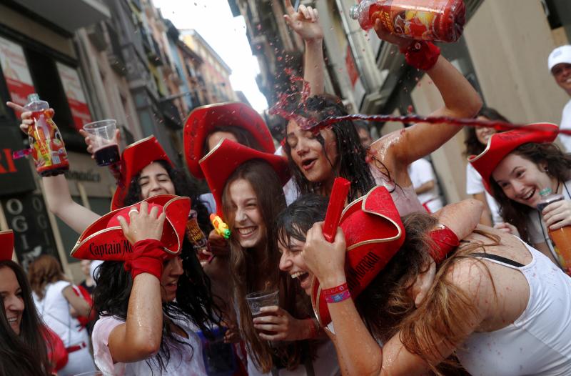 La capital navarra se prepara para vivir su fiesta más grande, los sanfermines, que arrancarán con el tradicional chupinazo desde la plaza del Ayuntamiento