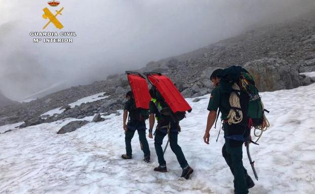 Los agentes, subiendo hacia el lugar del suceso.