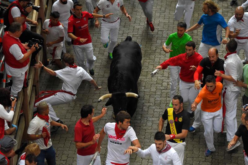 La carrera ha durado dos minutos y 54 segundos y ha sido tranquila, aunque ha habido momentos de peligro en Santo Domingo con los dos toros rezagados