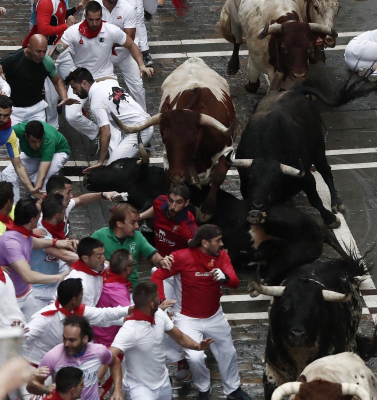 La carrera ha durado dos minutos y 54 segundos y ha sido tranquila, aunque ha habido momentos de peligro en Santo Domingo con los dos toros rezagados