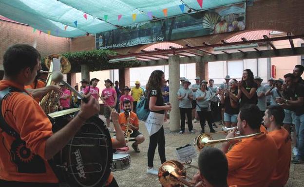 Imagen principal - Las peñas dan la bienvenida al &#039;ajo&#039; en las jornadas gastronómicas de Santa Marina del Rey