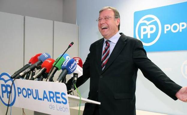 Antonio Silván, alcalde de León, en la sede del PP. 