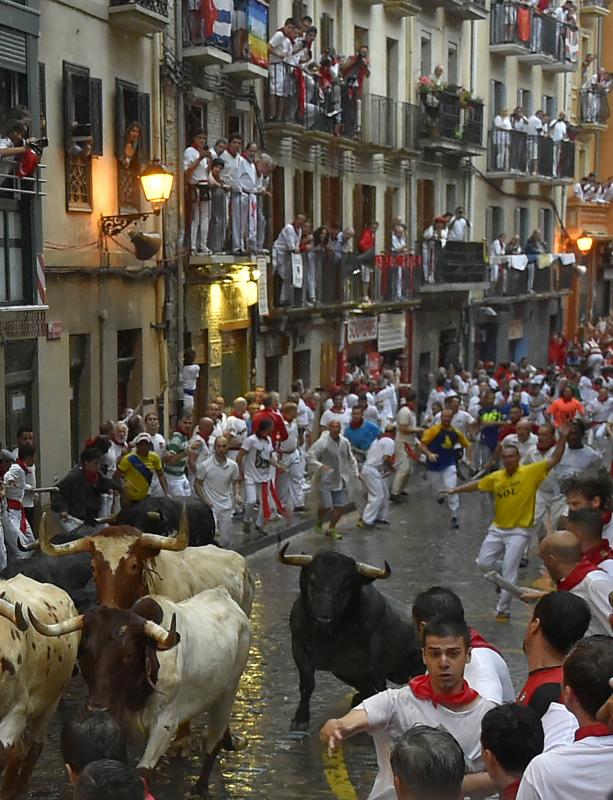 El encierro ha sido bastante limpio con algunos heridos por contusiones y los astados casi no se han resbalado pese a la lluvia intensa en las calles de Pamplona