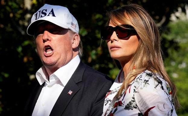 Donald Trump, junto a su esposa.