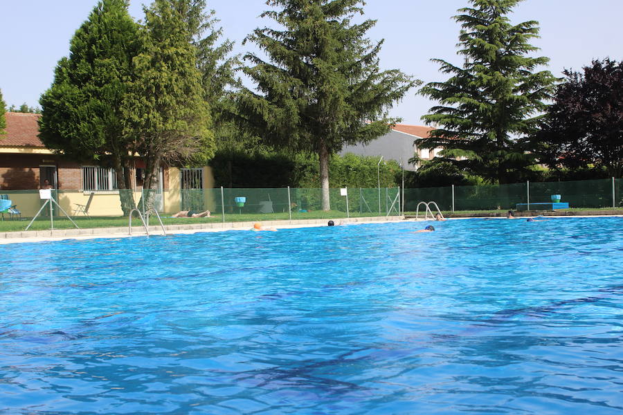 Las piscinas de Laguna de Negrillos son el claro ejemplo de que no hace falta ir a la playa para pasar una buena tarde de verano rodeado de agua calor y diversión, en un paraje acto para todos los públicos 