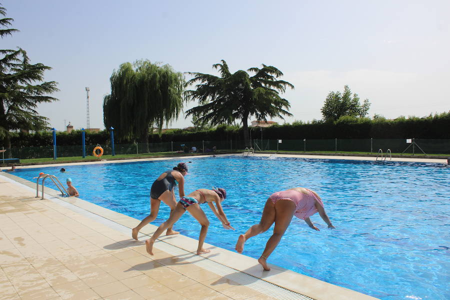 Las piscinas de Laguna de Negrillos son el claro ejemplo de que no hace falta ir a la playa para pasar una buena tarde de verano rodeado de agua calor y diversión, en un paraje acto para todos los públicos 