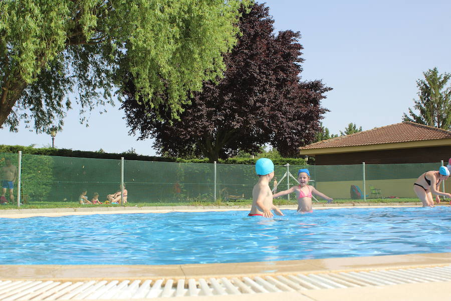 Las piscinas de Laguna de Negrillos son el claro ejemplo de que no hace falta ir a la playa para pasar una buena tarde de verano rodeado de agua calor y diversión, en un paraje acto para todos los públicos 