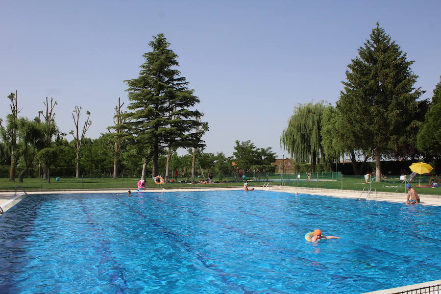 Las piscinas de Laguna de Negrillos son el claro ejemplo de que no hace falta ir a la playa para pasar una buena tarde de verano rodeado de agua calor y diversión, en un paraje acto para todos los públicos 