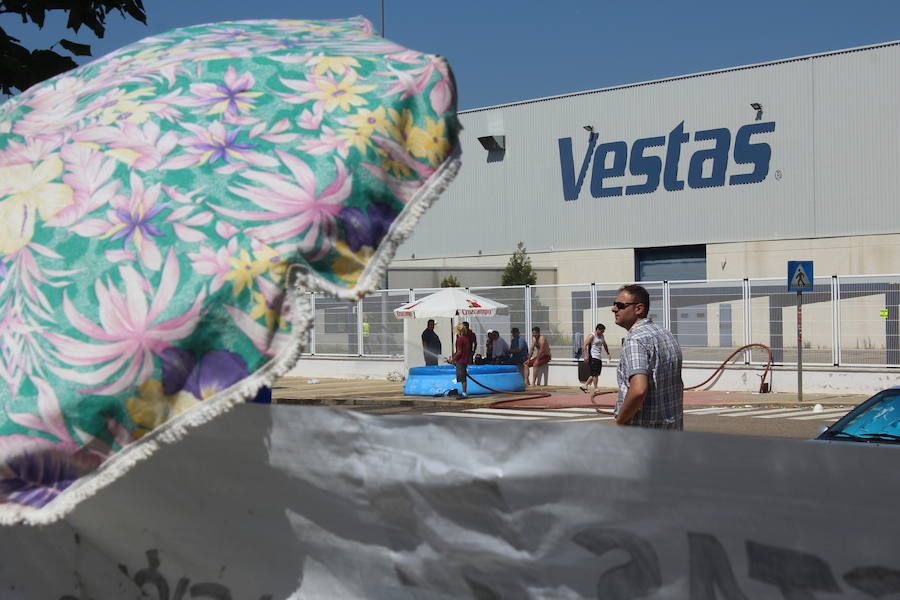 Fotos: Concentración a las puertas de Vestas