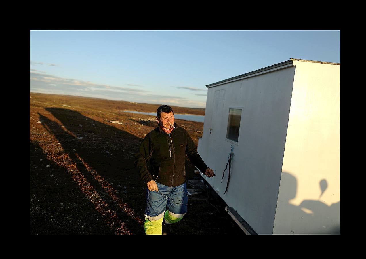 Cuando no está en la tundra ártica con sus 2.000 renos, su perro y Whitney Houston en los auriculares, Nils Mathis Sara trata de explicar cómo una mina de cobre amenaza su sustento. Junto con otros pastores y pescadores, este hombre de 60 años se encuentra en un momento clave con los propietarios de la mina y funcionarios noruegos. El cambio climático (las temperaturas promedio en el Ártico han aumentado más de 2 grados, el doble de rápido que el promedio mundial) y la tecnología, están generando una explosión en el desarrollo industrial de la región, que amenazan las formas de vida tradicionales y crean tensiones entre sus 4 millones de habitantes.