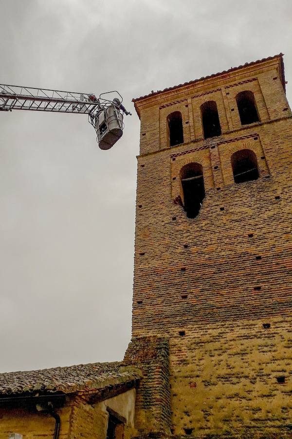 Fotos: Intervención en el incendio del campanario en Villamol