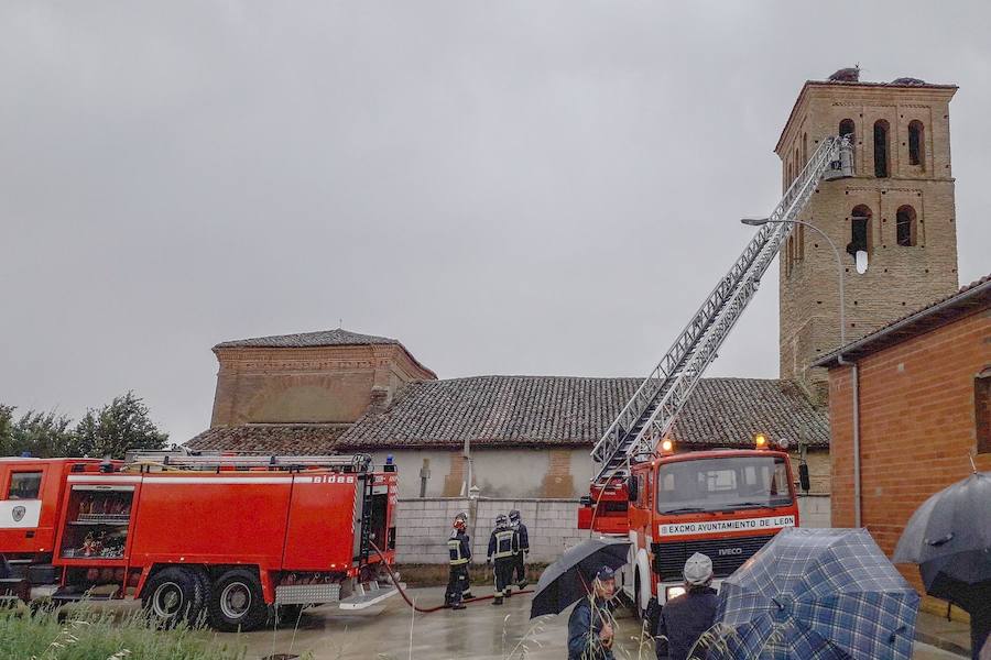 Fotos: Intervención en el incendio del campanario en Villamol