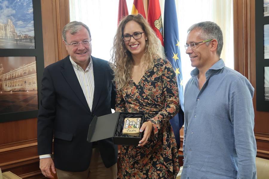 Mireya González, junto a Antonio Silván y José María López Benito. 