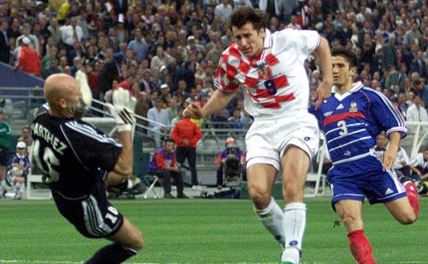 Davor Suker bate a Fabien Barthez durante el partido de semifinales del Mundial de Francia. 