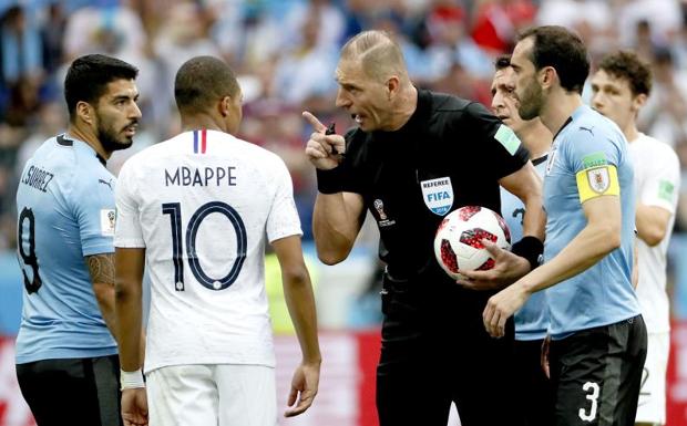 Pitana advierte a Mbappé durante el duelo de cuartos en el que Francia derrotó a Uruguay. 