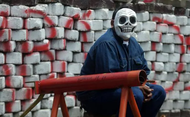 Un hombre enmascarado, en una barricada en Nicaragua. 