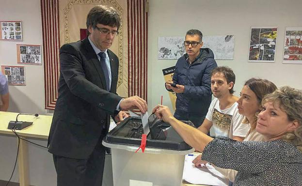 El expresidente catalán, Carles Puigdemont, vota en un colegio de Gerona el pasado 1 de octubre en el referéndum ilegal por la autodeterminación de Cataluña.