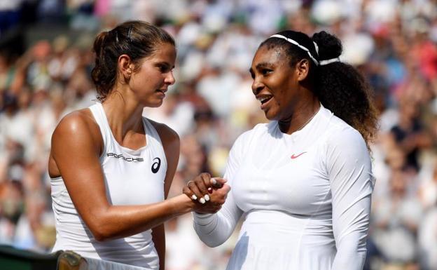 Serena Williams es felicitada por Julia Görges tras acceder a la final. 