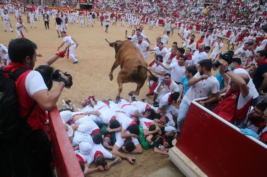 Se vivieron momentos de tensión en la curva de la Estafeta al quedar algún corredor atrapado entre la pared y los toros