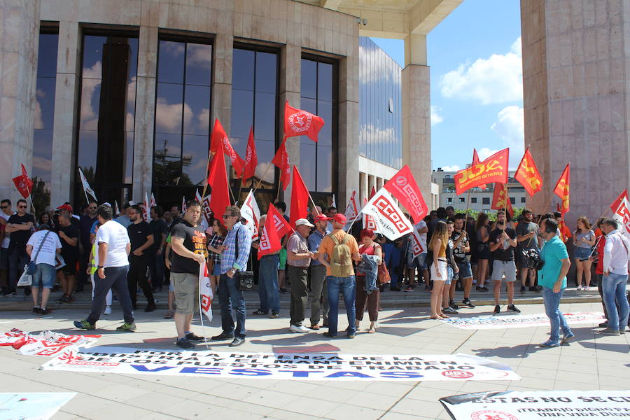 Fotos: La manifestación parte de la delegación territorial de la Junta