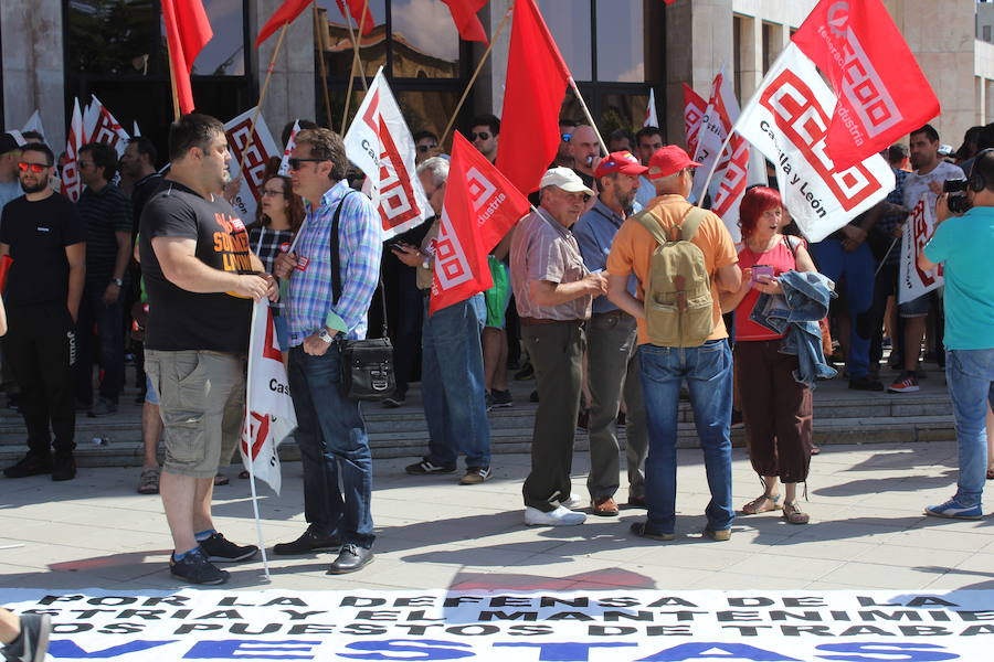 Fotos: La manifestación parte de la delegación territorial de la Junta
