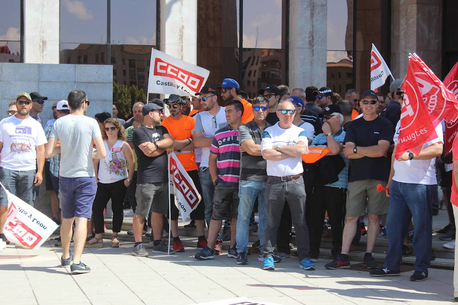 Fotos: La manifestación parte de la delegación territorial de la Junta