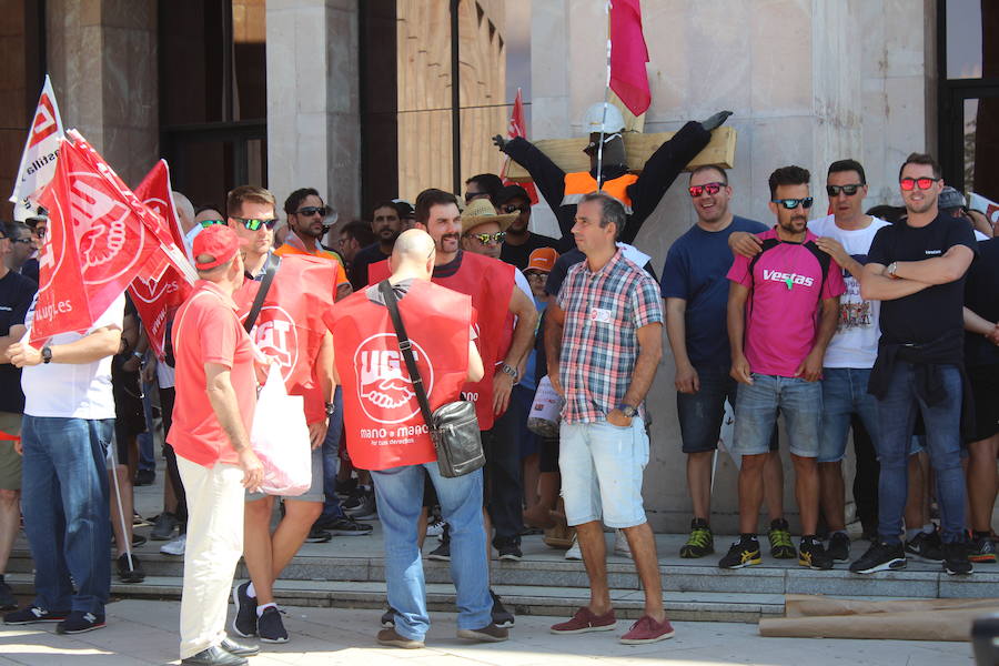 Fotos: La manifestación parte de la delegación territorial de la Junta