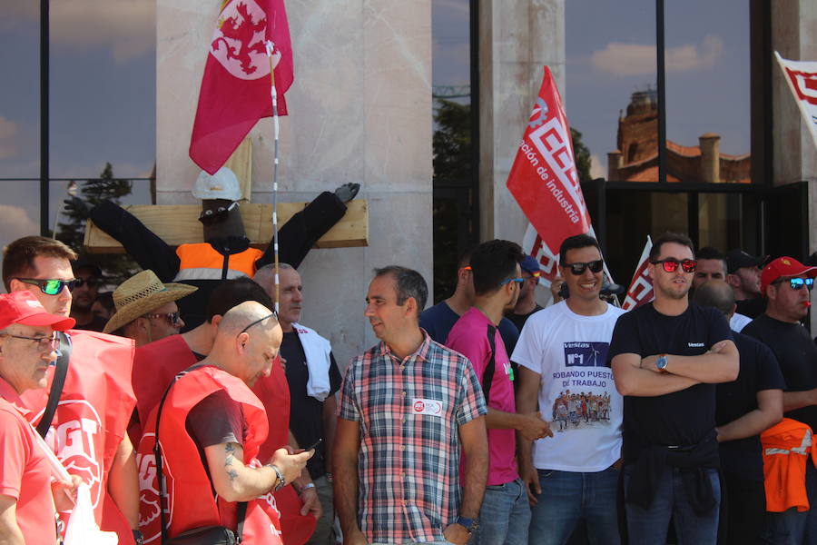 Fotos: La manifestación parte de la delegación territorial de la Junta